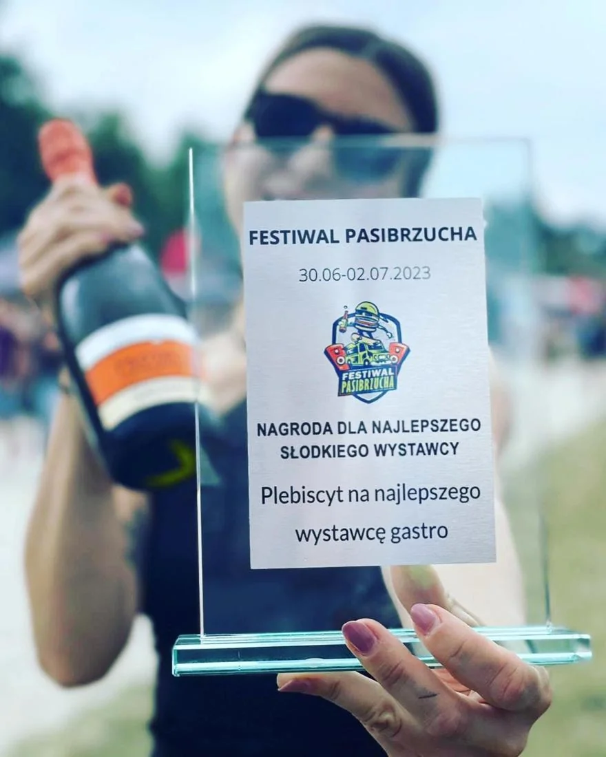 Sylwia z trofeum Festiwalu Pasibrzucha